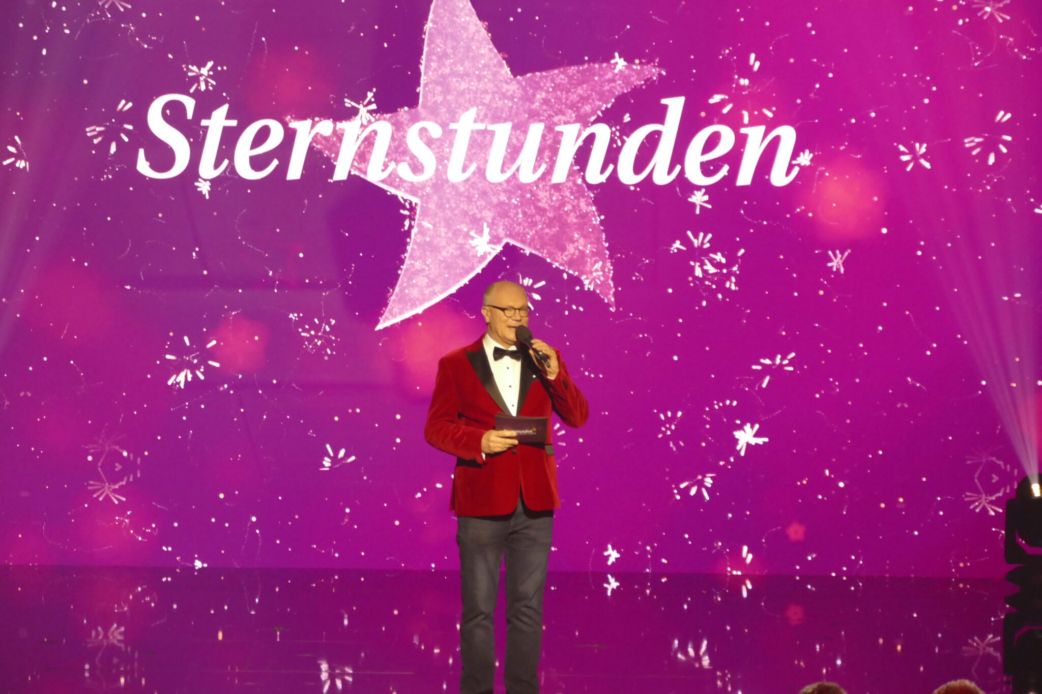 Moderator auf der Buehne von Sternstunden-Gala 2025